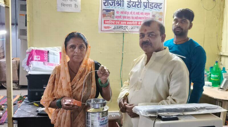 राजश्री डेयरी के प्रथम वर्षगांठ पर पशुपालकों के बीच जार का वितरण