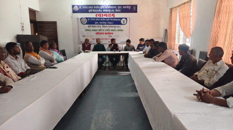 कृषि विज्ञान केंद्र में किसानों के बीच किसान गोष्ठी का आयोजन