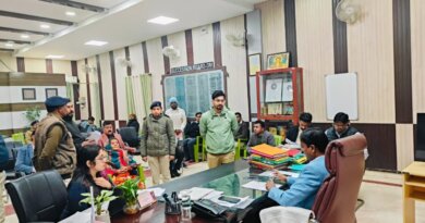 डीएम ने जनता दरबार में किये कई समस्याओं का समाधान