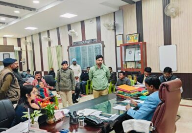 डीएम ने जनता दरबार में किये कई समस्याओं का समाधान