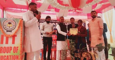 प्रतियोगिता में सफल छात्रों को मुख्यातिथि ने पुरस्कार देकर किया सम्मानित