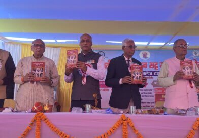 राजेंद्र कॉलेज का पूर्ववर्ती छात्र समागम में अपनी यादों को साझा कर हुए भावुक